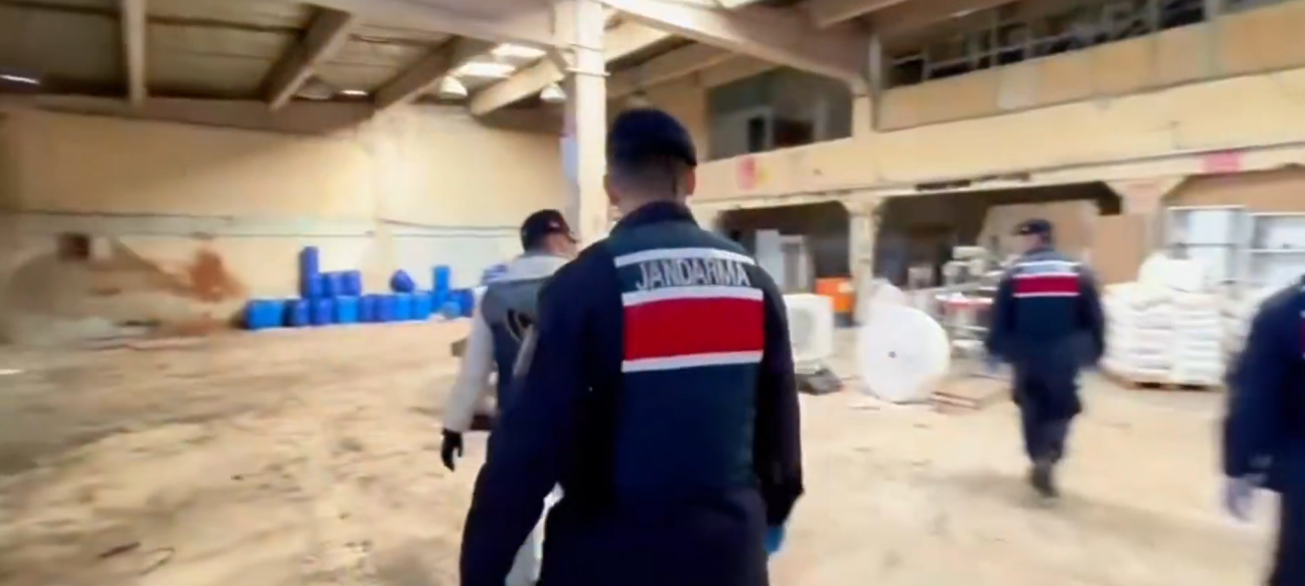 İzmir'de düzenlenen operasyonda 1 ton 625 kg uyuşturucu hammaddesi ele