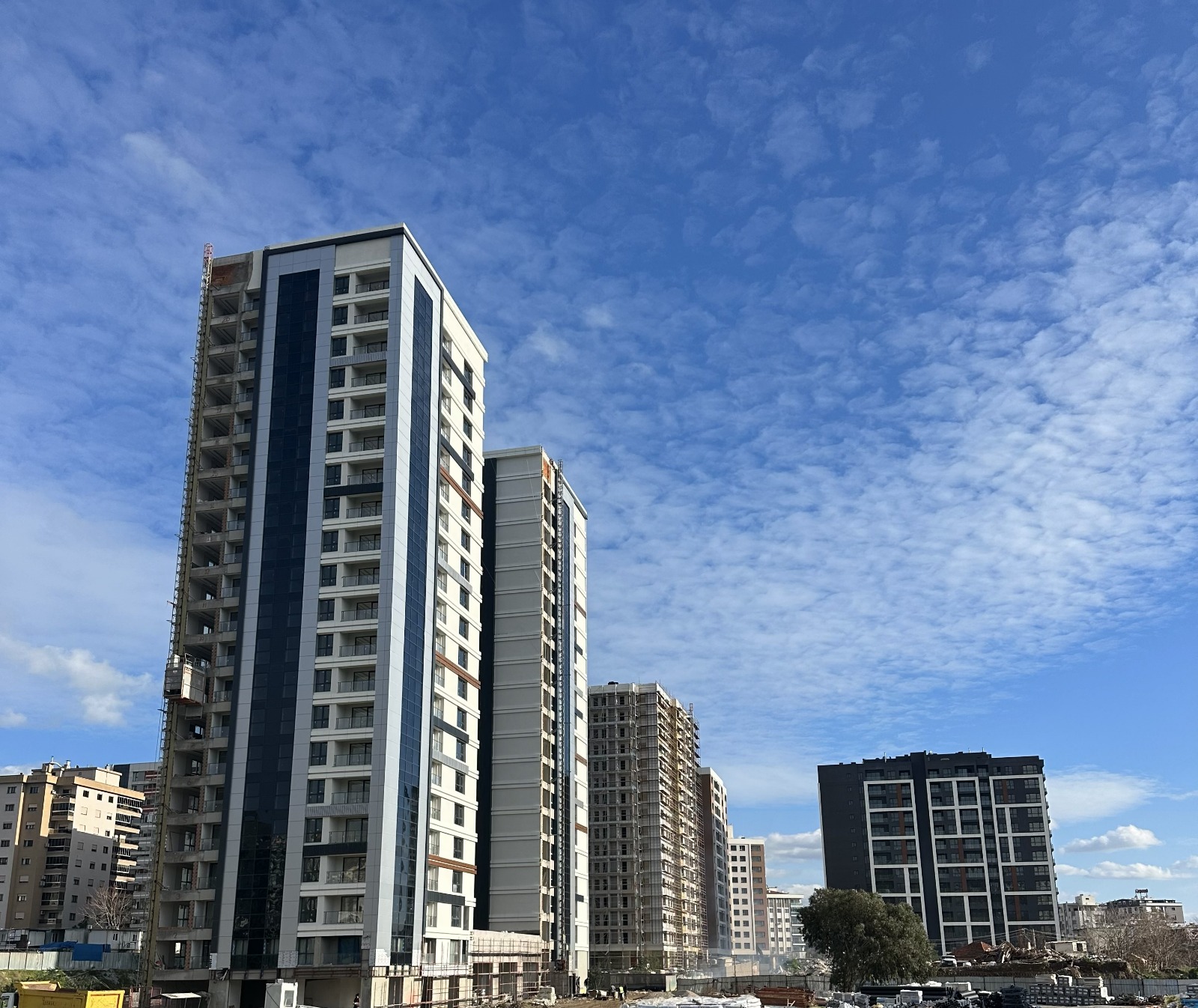 İzmir'de 6 bin 346 konutun inşaatı sürüyor. Cemil Tugay öncülüğünde