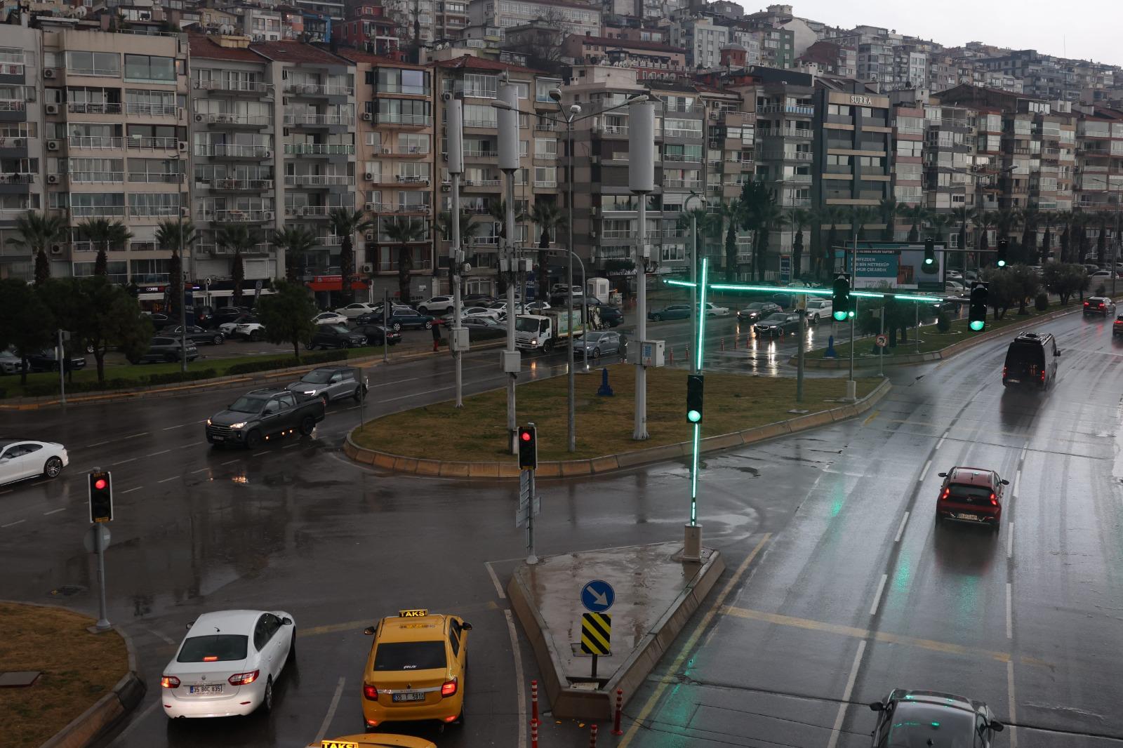 İzmir'de etkili olan şiddetli sağanak sonrası İBB 1.321 personelle sahaya