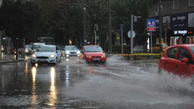 İzmir'de gece saatlerinde başlayan şiddetli sağanak, sabah saatlerinde kenti teslim