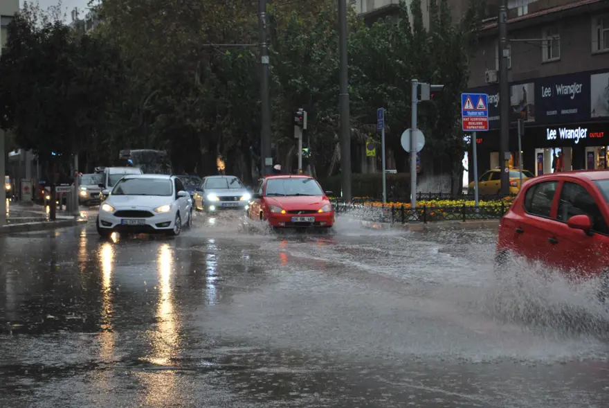 İzmir'de gece saatlerinde başlayan şiddetli sağanak, sabah saatlerinde kenti teslim