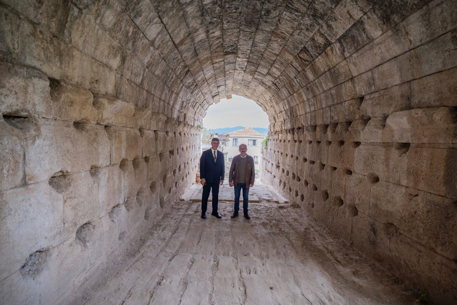 İzmir Büyükşehir Belediyesi, Smyrna Antik Tiyatrosu’na erişim sağlayacak yeni imar