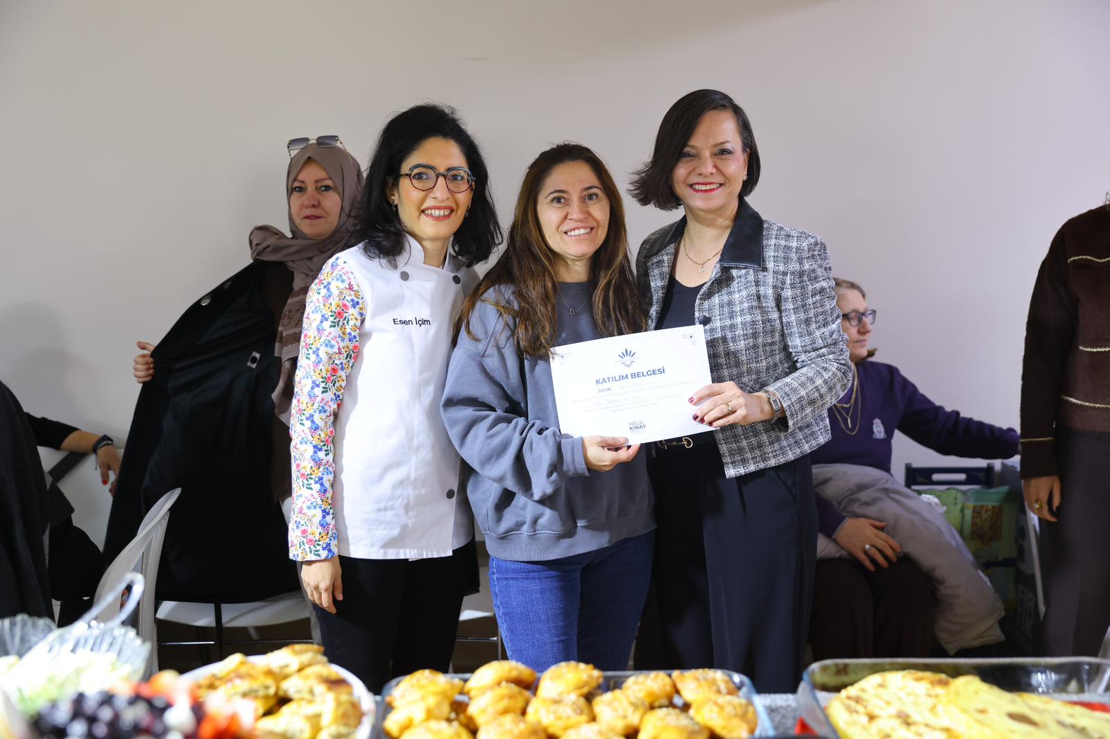 Karabağlar Belediyesi Mutfak Akademi’de pastacılık eğitimini tamamlayan 50 kadın mezun