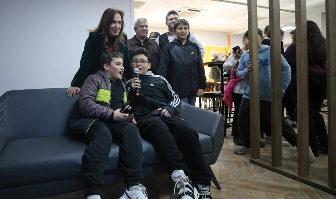 Karşıyaka Belediye Başkanı Yıldız Ünsal, gençlerin yeni buluşma noktası Genç