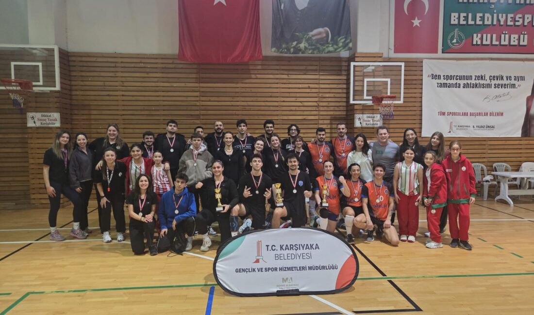 Karşıyaka’da 8 takımın yarıştığı voleybol turnuvasında Egeliler takımı şampiyonluk kupasını