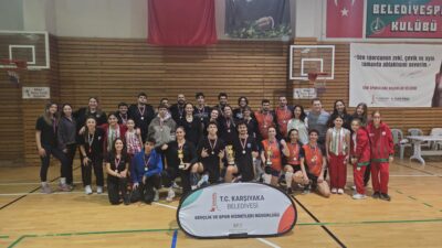 Karşıyaka’da 8 takımın yarıştığı voleybol turnuvasında Egeliler takımı şampiyonluk kupasını