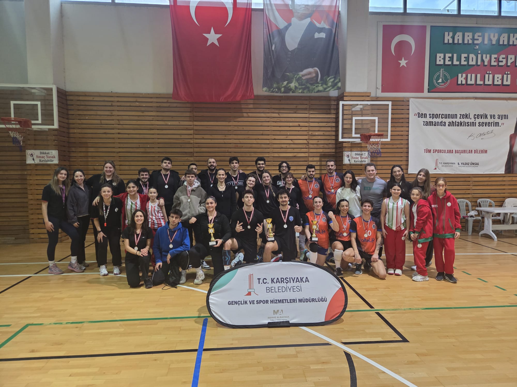 Karşıyaka’da 8 takımın yarıştığı voleybol turnuvasında Egeliler takımı şampiyonluk kupasını