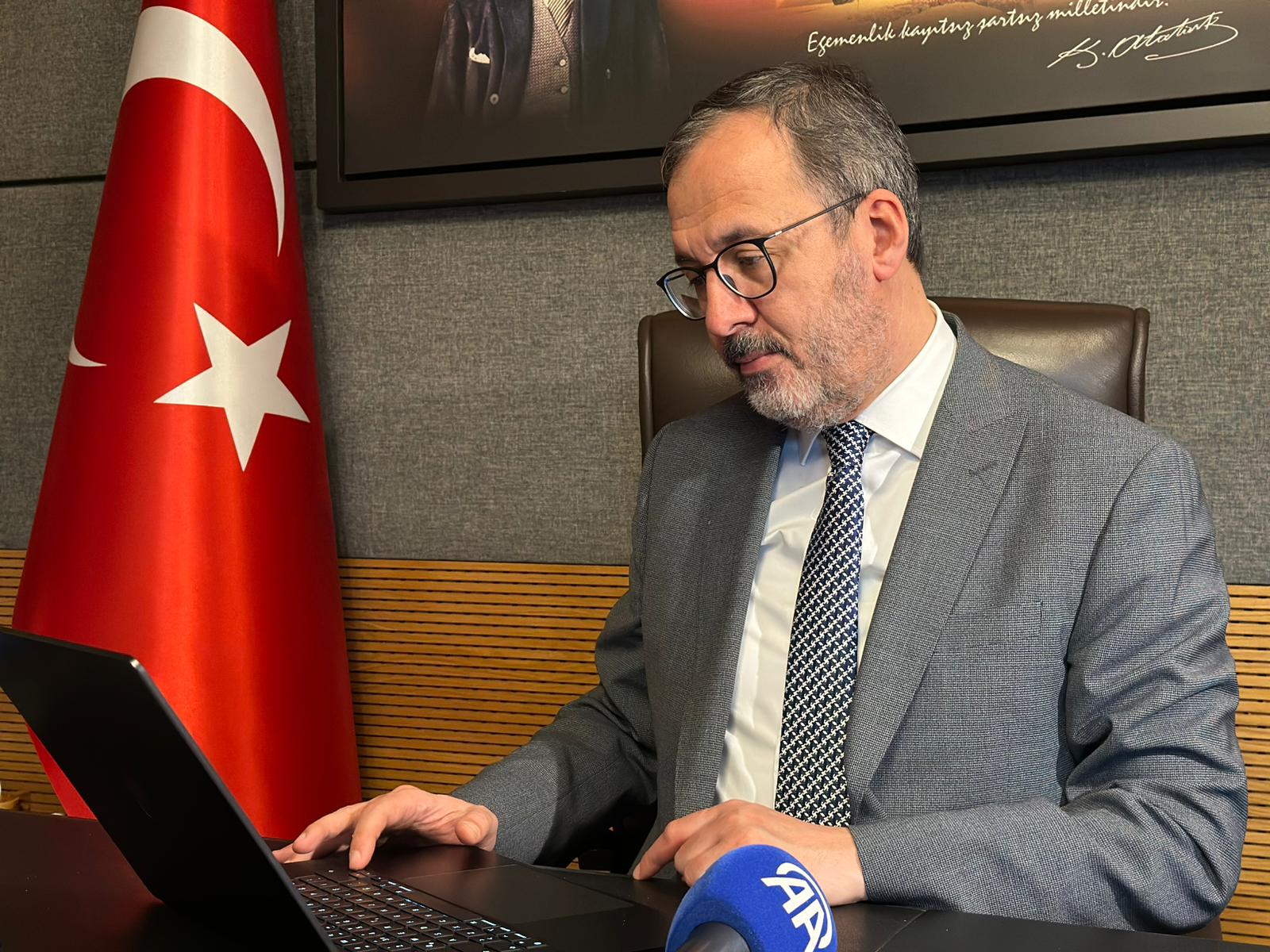 AK Parti İzmir Milletvekili Mehmet Kasapoğlu, AA'nın "Yılın Kareleri" oylamasına
