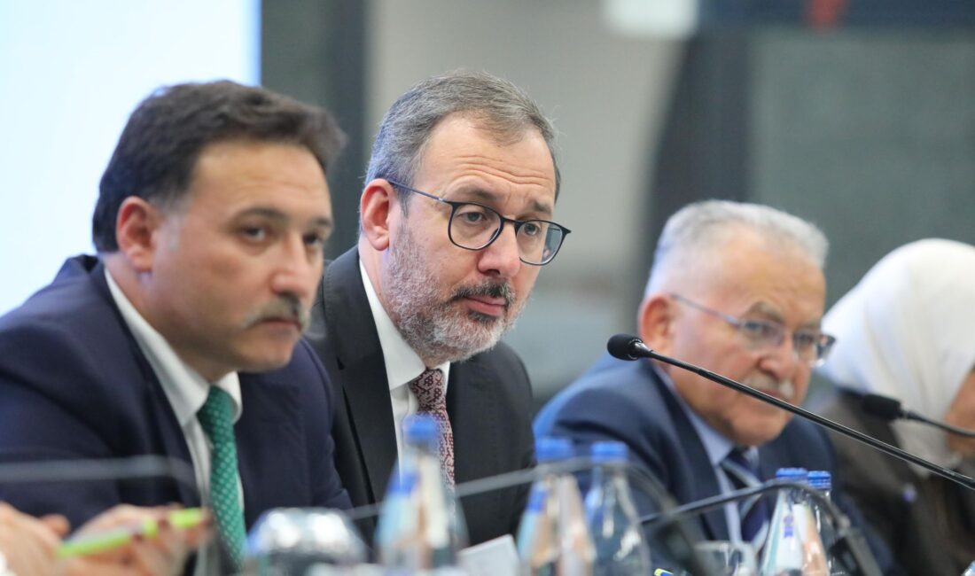 Kasapoğlu: “81 il tamamlanmadan süreç bitmeyecek” Komisyon Başkanı Mehmet Kasapoğlu, engelli bireylerin sorunları için Kayseri’de bölge