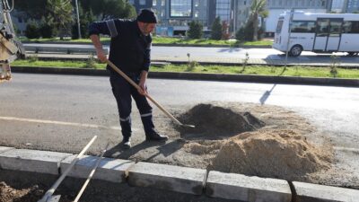 Menderes Belediyesi, Kasımpaşa Mahallesi'nde başlattığı kaldırım ve bordür döşeme çalışmalarıyla