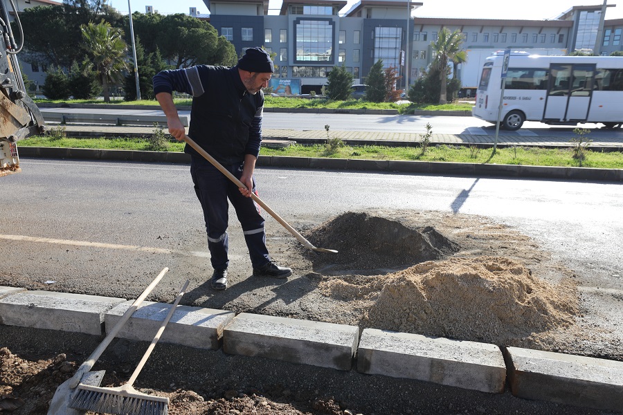 MENDERES’TE YOL SEFERBERLİĞİ: KASIMPAŞA MAHALLESİ’NE YENİ KALDIRIMLAR Menderes Belediyesi, Kasımpaşa Mahallesi'nde başlattığı kaldırım ve bordür döşeme çalışmalarıyla
