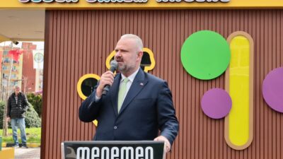Menemen'de üç noktada hizmete giren bebek bakım kabinleri, annelerin dışarıdaki