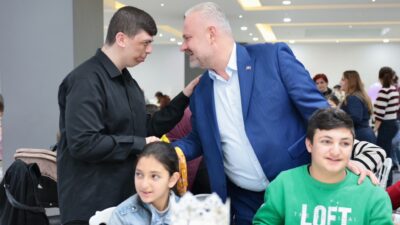 Menemen Belediyesi, özel gereksinimli çocuklar için karne şenliği düzenledi. Başkan