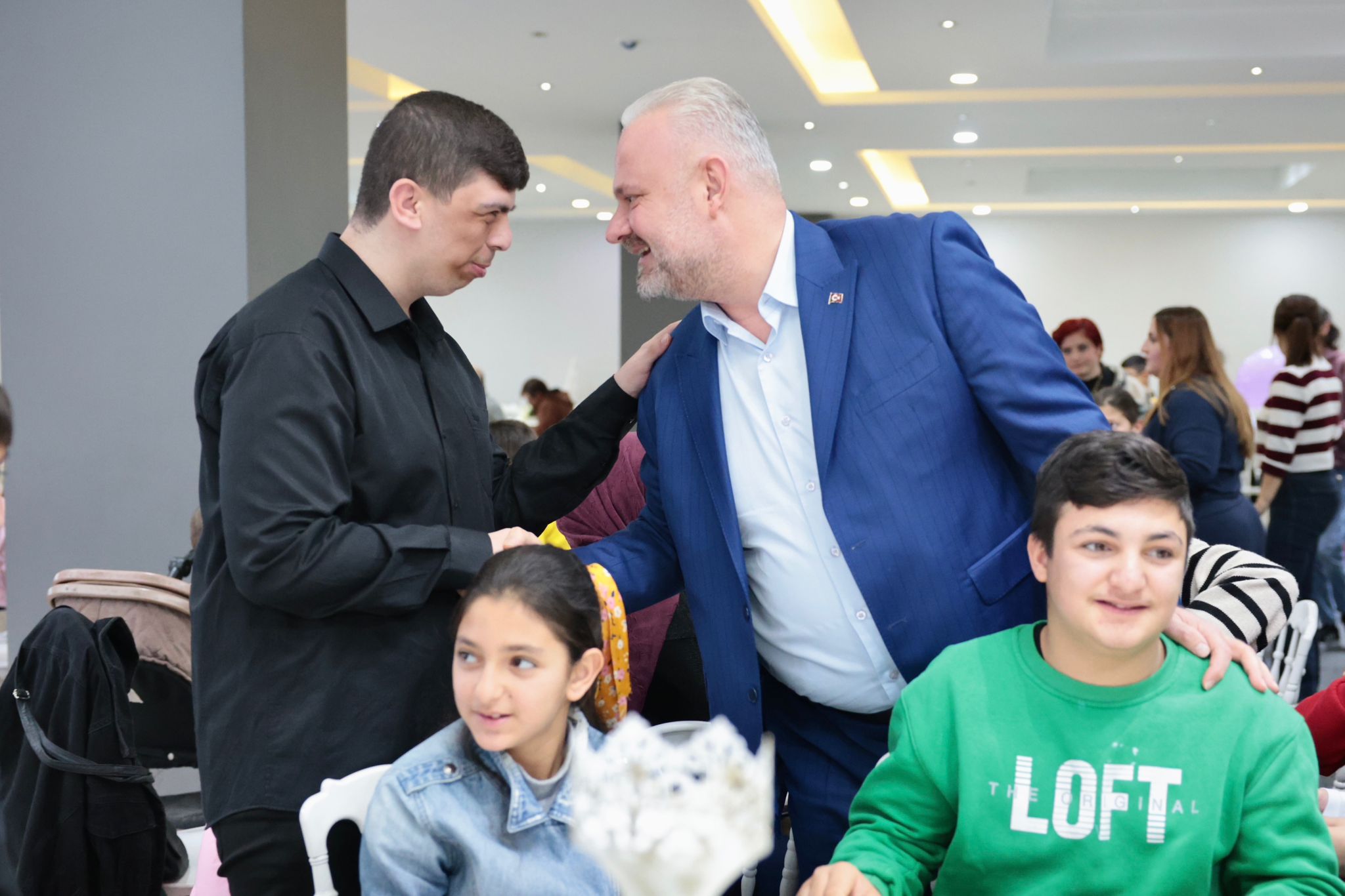 Menemen Belediyesi, özel gereksinimli çocuklar için karne şenliği düzenledi. Başkan