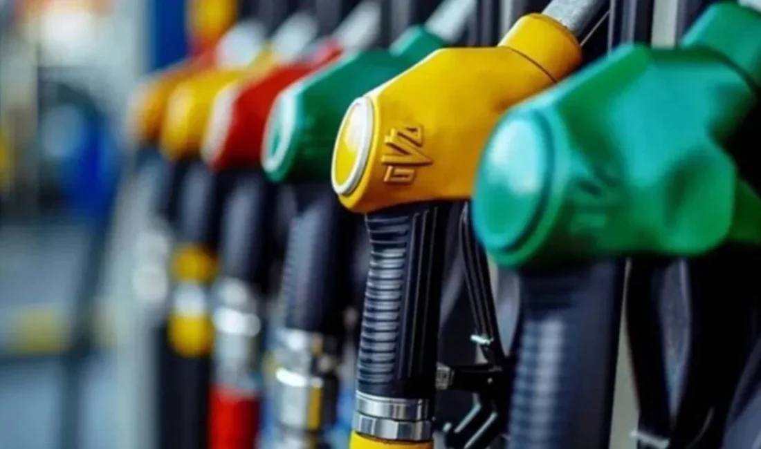 Akaryakıtta indirim sevinci kısa sürdü: Motorine bir liranın üzerinde zam! Motorine 1 lira 8 kuruşluk zam bekleniyor. Salı gününden itibaren