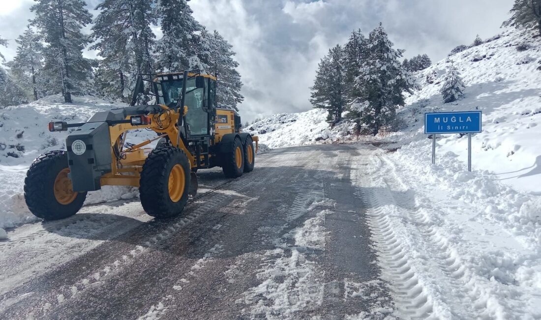 Muğla'nın yüksek kesimlerinde etkili olan kar yağışına karşı Büyükşehir ekipleri
