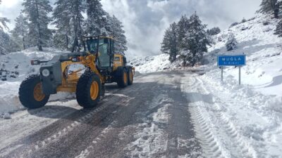 Muğla'nın yüksek kesimlerinde etkili olan kar yağışına karşı Büyükşehir ekipleri