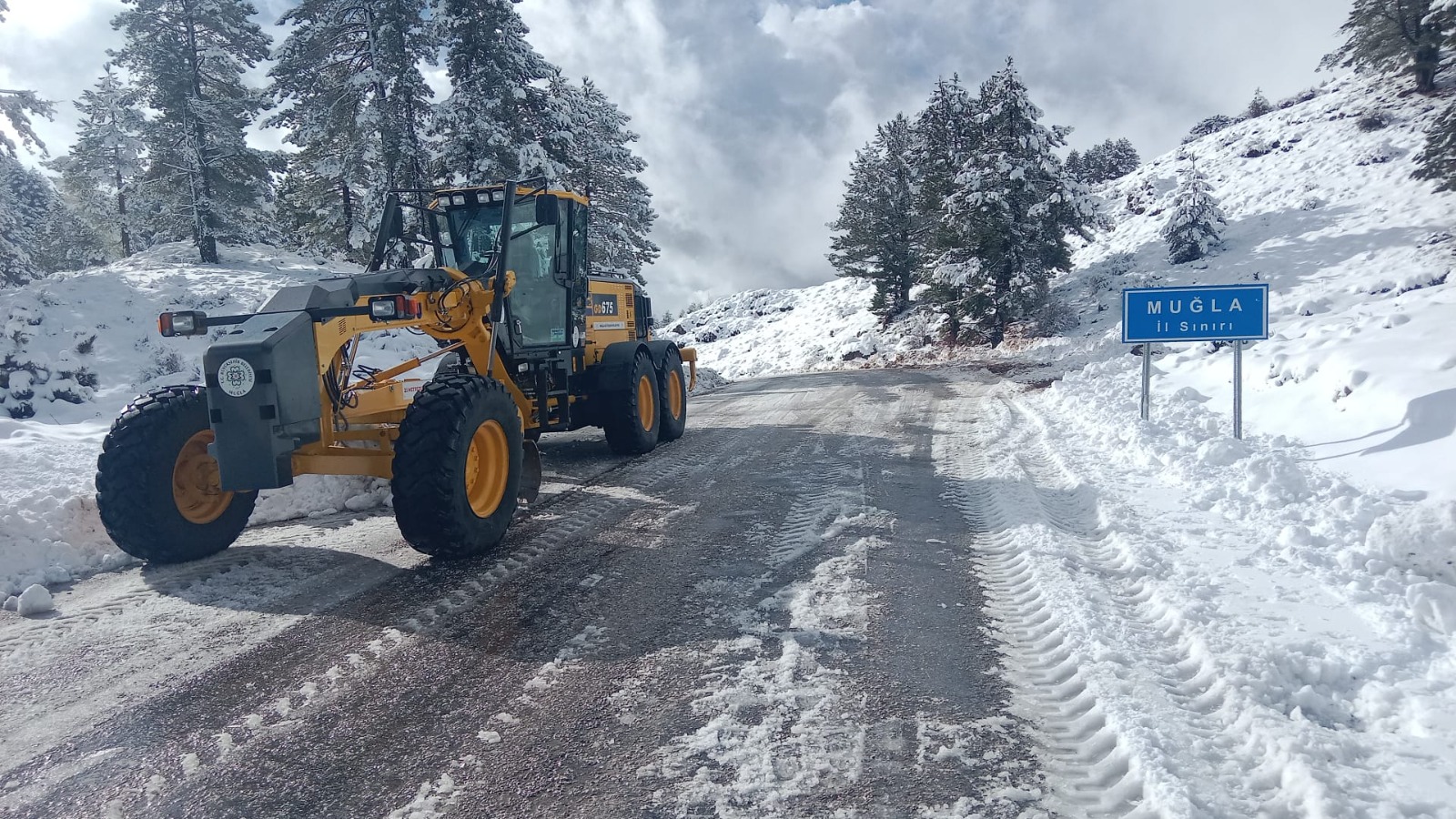 Muğla'nın yüksek kesimlerinde etkili olan kar yağışına karşı Büyükşehir ekipleri