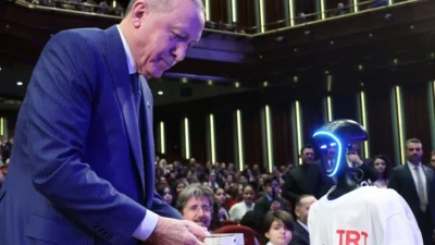 TRT Genç açılışında "Türk mühendisler üretti" denilerek Erdoğan'a kumanda veren
