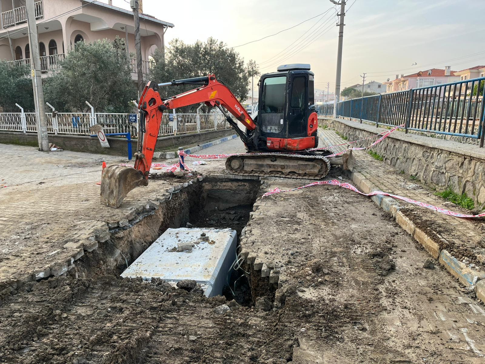 Foça Belediye Başkanı Saniye Bora Fıçı, ilçe genelinde süren altyapı