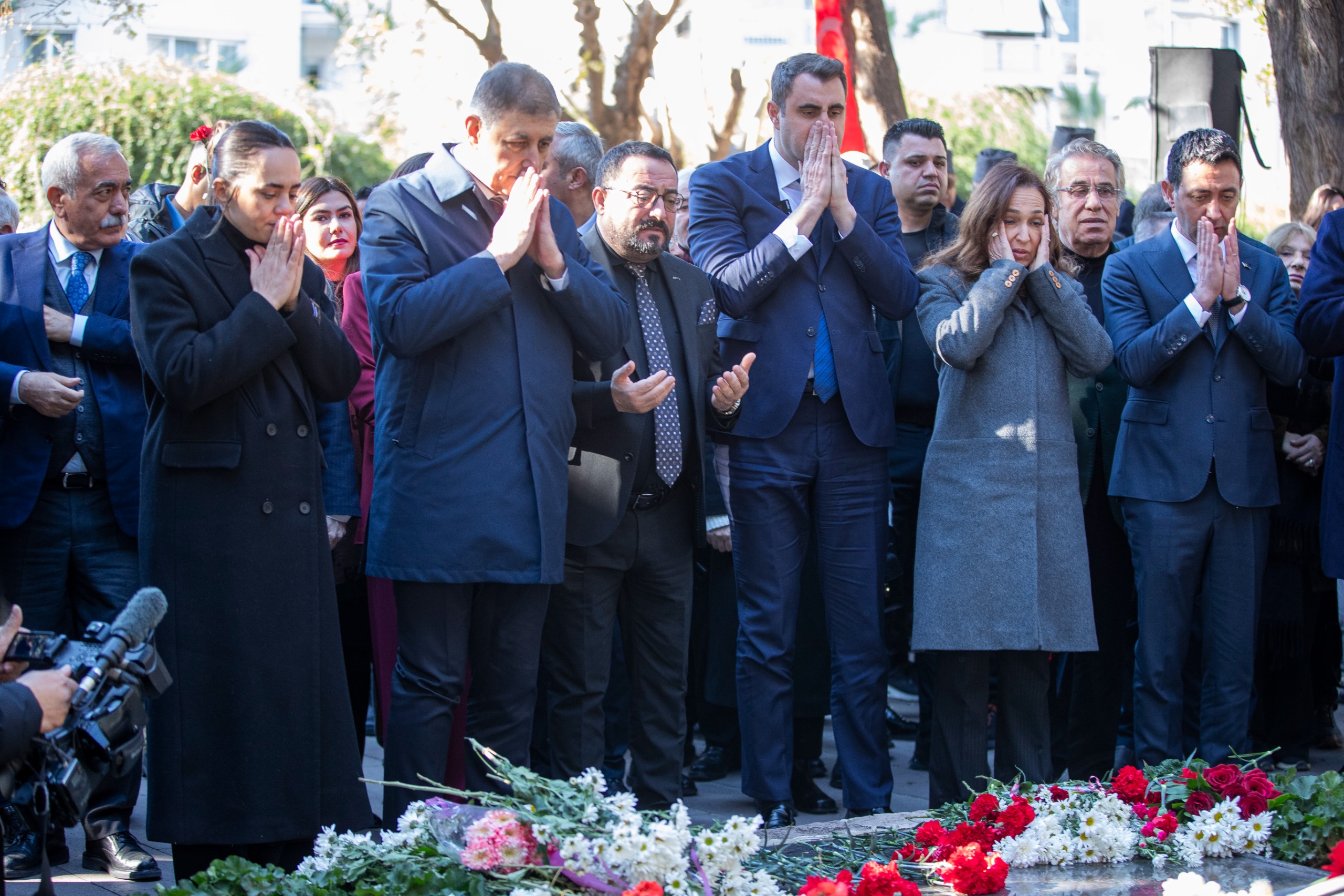 Zübeyde Hanım, vefatının 103. yılında Karşıyaka'daki kabri başında anıldı. Başkan