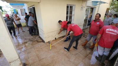 İzmir'deki aşırı yağışlar sonrası evlerini su basan vatandaşlar için Menderes