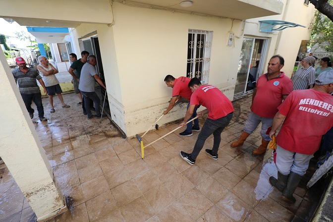 İzmir'deki aşırı yağışlar sonrası evlerini su basan vatandaşlar için Menderes