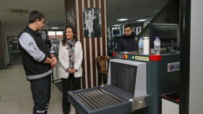 Karşıyaka Belediye Başkanı Yıldız Ünsal, personeli ve vatandaşları kapıda karşılayarak