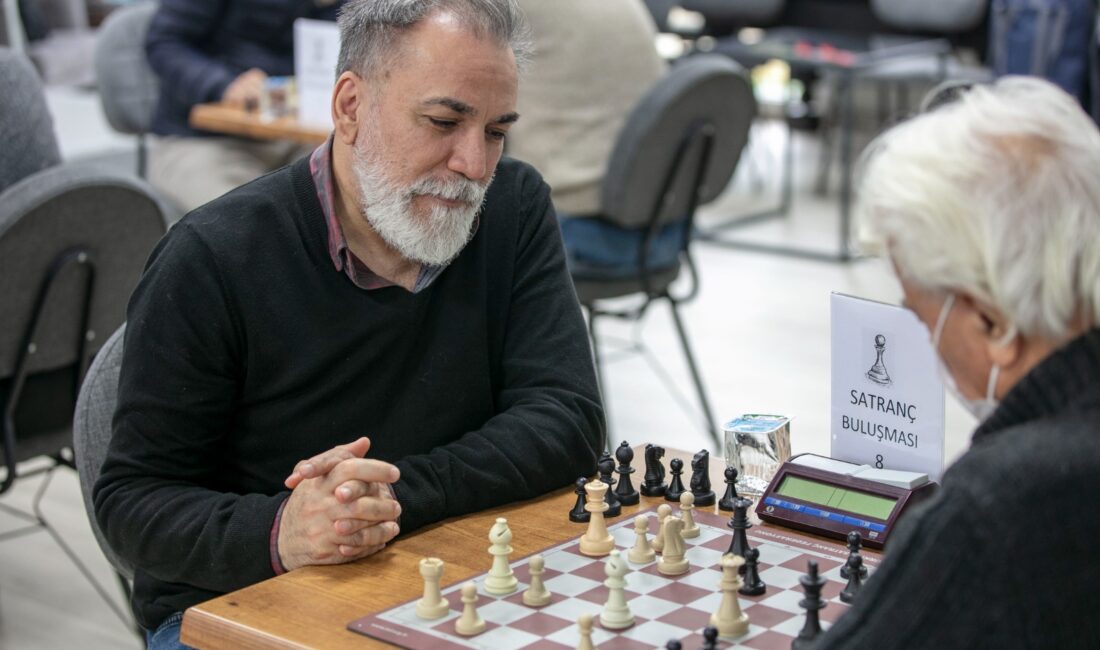 Güzelbahçe Ayşe Mayda Sağlıklı Yaş Alma Merkezi’nde düzenlenen satranç turnuvasında