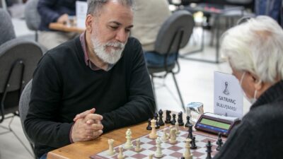 Güzelbahçe Ayşe Mayda Sağlıklı Yaş Alma Merkezi’nde düzenlenen satranç turnuvasında
