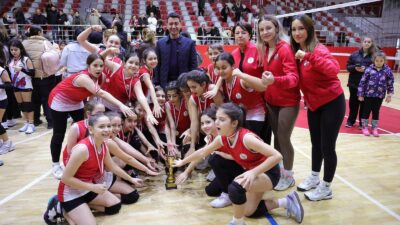 Bayraklı'da tiyatrodan spora uzanan zengin tatil programıyla çocuklar hem eğlendi