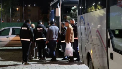 Buca rüşvet operasyonu kapsamında İzmir’de 7 kişi tutuklandı. Belediye çalışanlarının
