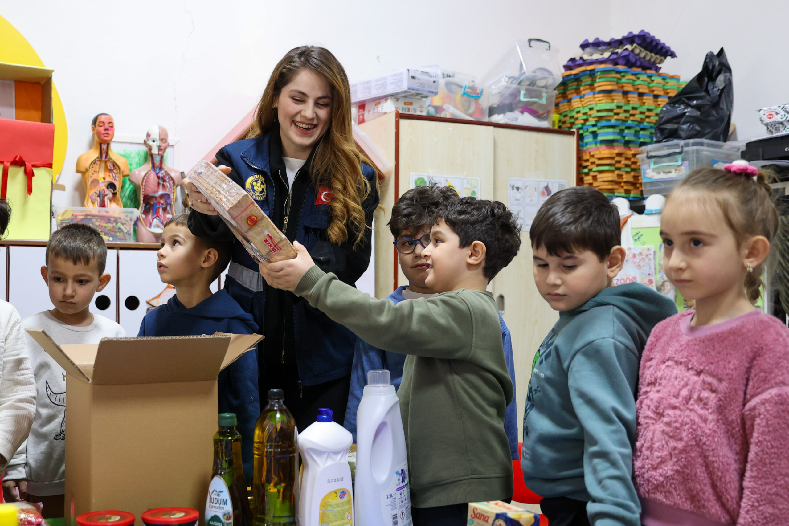 Bucalı minik öğrenciler, hazırladıkları yardım kolileriyle Ramazan bereketini ihtiyaç sahiplerine