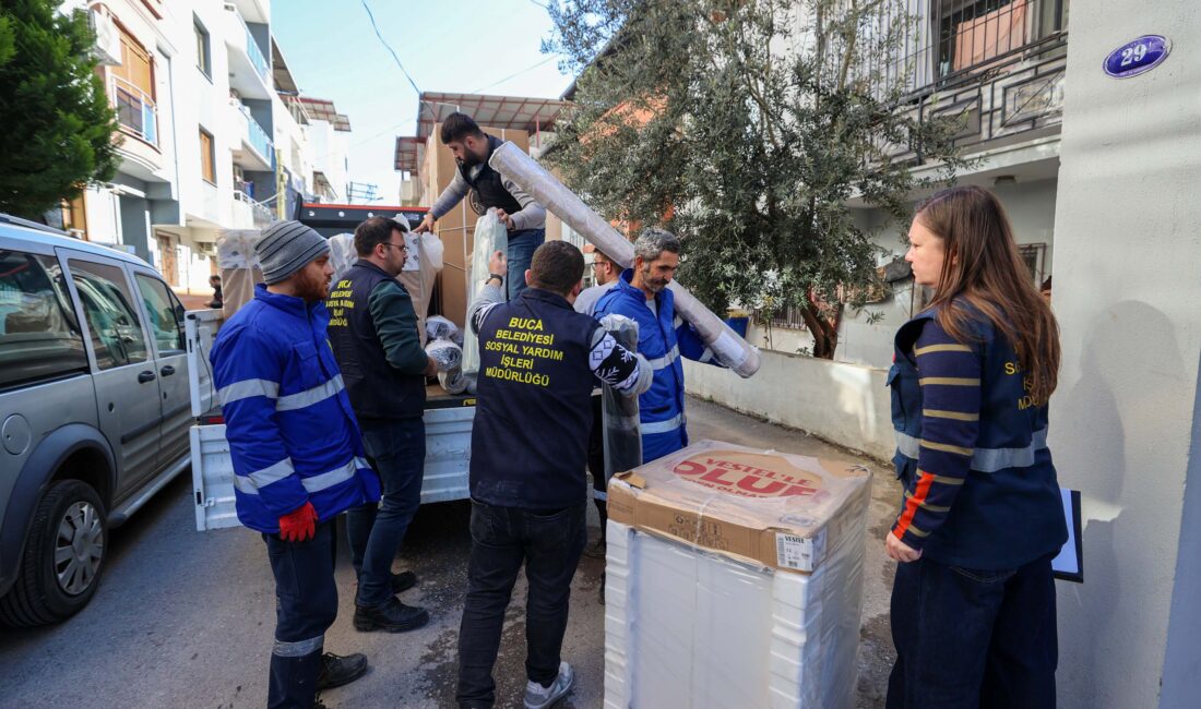 Buca Belediyesi, şiddetli yağışlar sonrası evlerini su basan vatandaşlara eşya