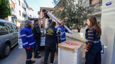 Buca Belediyesi, şiddetli yağışlar sonrası evlerini su basan vatandaşlara eşya
