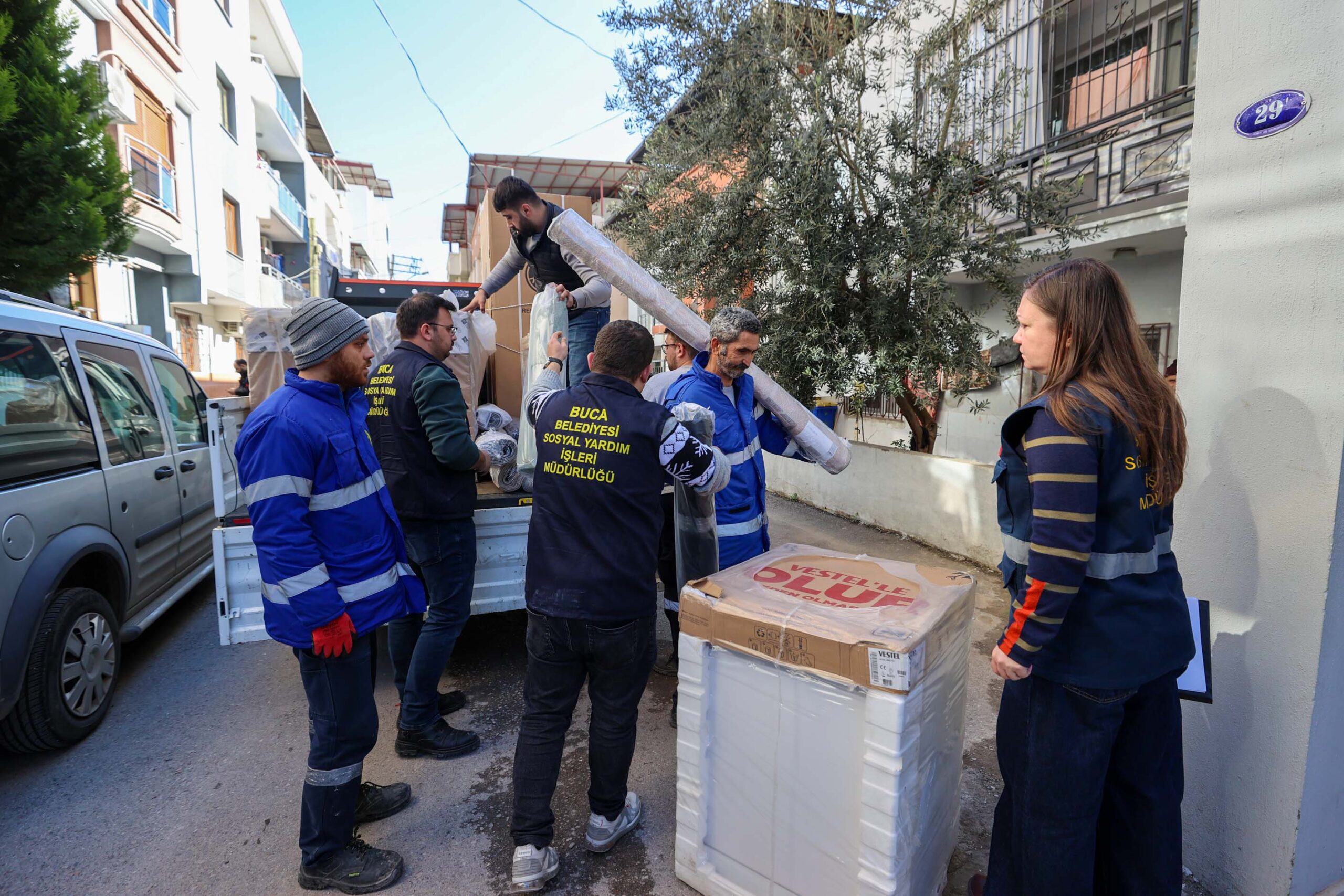 Buca Belediyesi, şiddetli yağışlar sonrası evlerini su basan vatandaşlara eşya