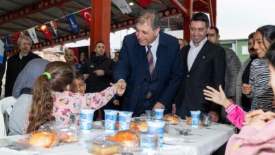 İzmir iftar sofraları Bayraklı'da 2500 kişiyi buluşturdu! Başkan Cemil Tugay'dan