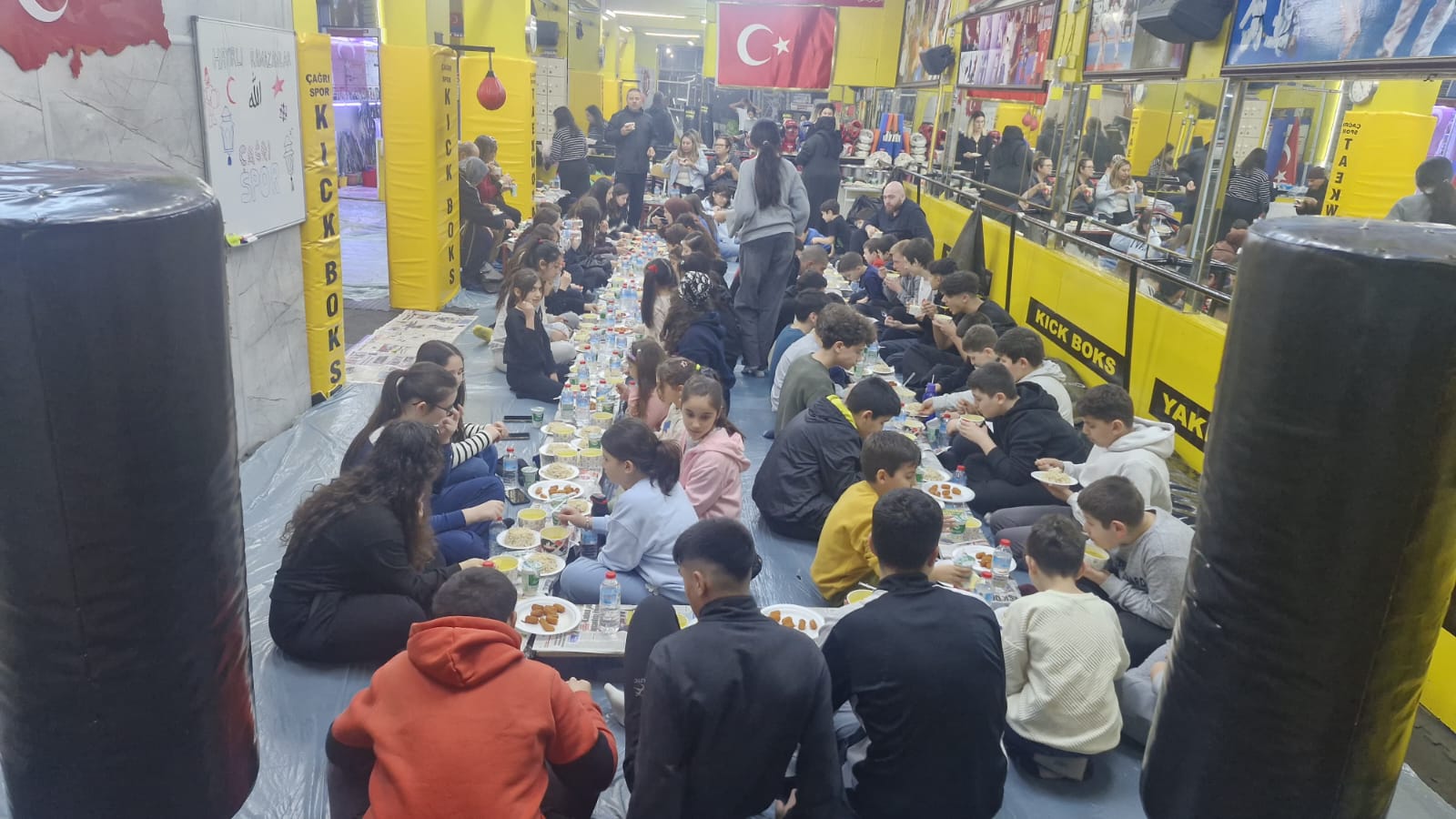 Çağrı Spor Kulübü 30 yıldır süren iftar ve erzak yardımı