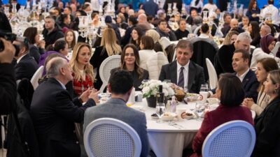 İzmir Belediye Başkanı Cemil Tugay ve Ahmet Akın dev iftarda