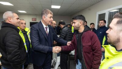 Başkan Cemil Tugay şafak mesaisinde işçilerle buluştu! "Sizleri ailem görüyorum"