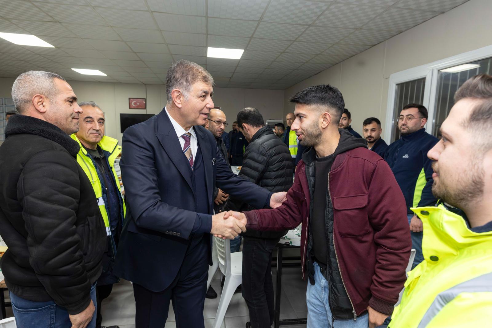 Başkan Cemil Tugay şafak mesaisinde işçilerle buluştu! "Sizleri ailem görüyorum"