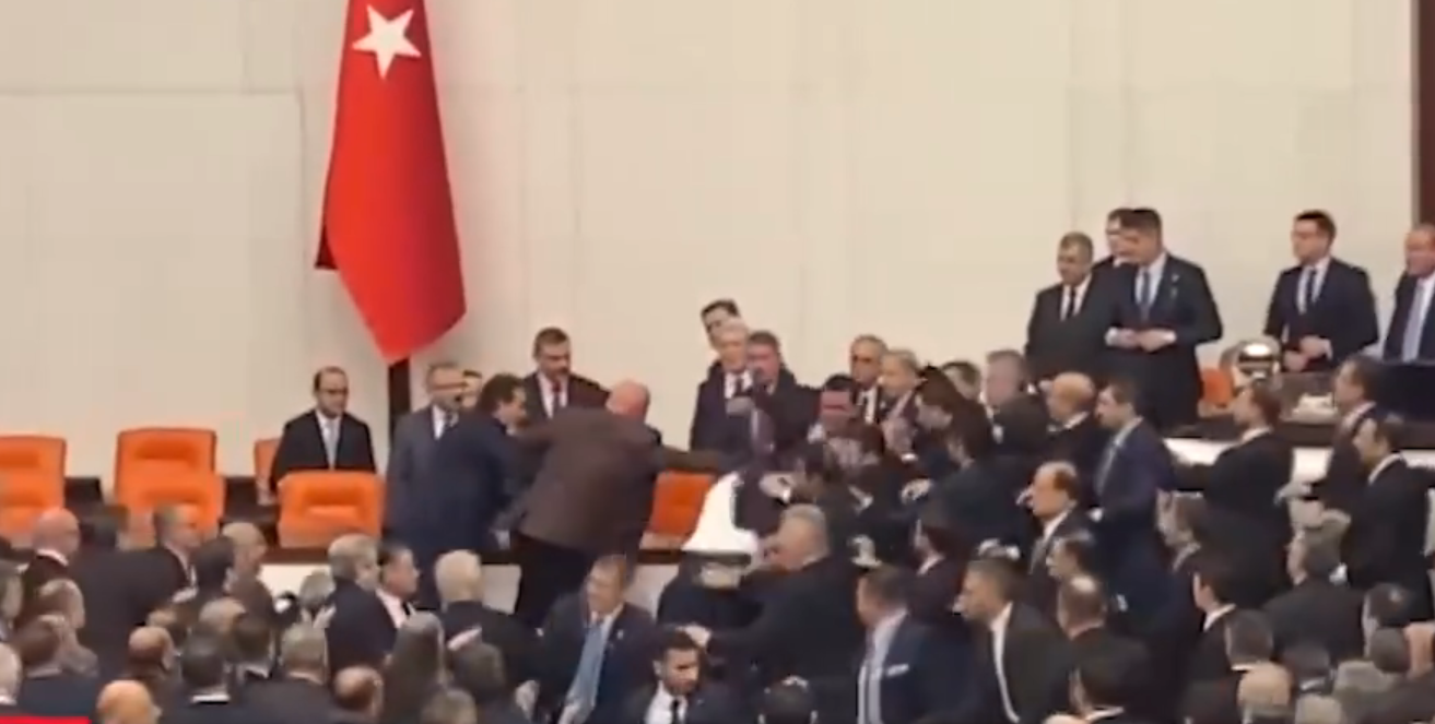 TBMM'de yeni bakanların yemin töreni öncesi CHP ve AK Parti