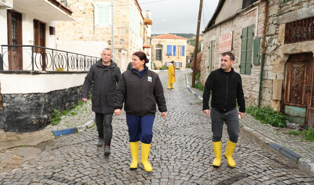 Foça'da etkili olan şiddetli yağışlara karşı harekete geçen belediye ekipleri,