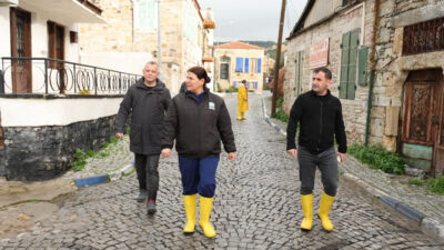 Foça'da etkili olan şiddetli yağışlara karşı harekete geçen belediye ekipleri,