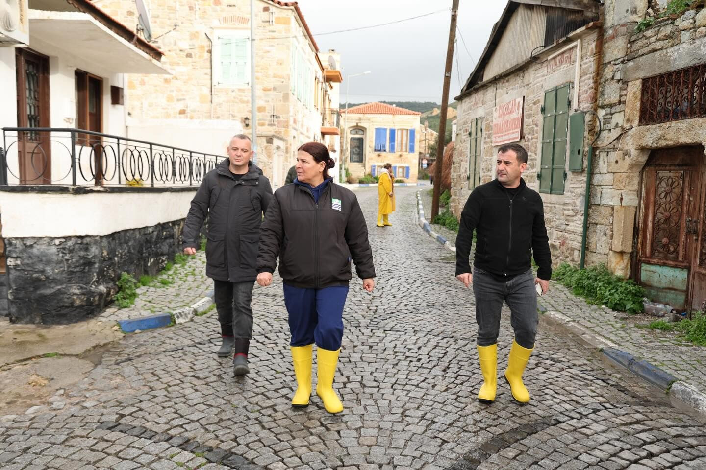 Foça'da etkili olan şiddetli yağışlara karşı harekete geçen belediye ekipleri,