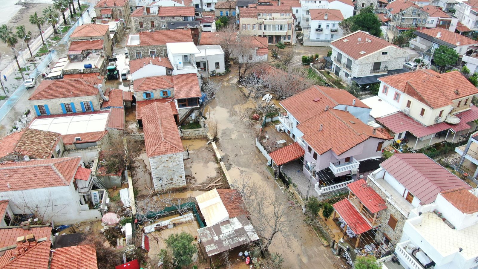Foça Sağanak Yağışa Teslim