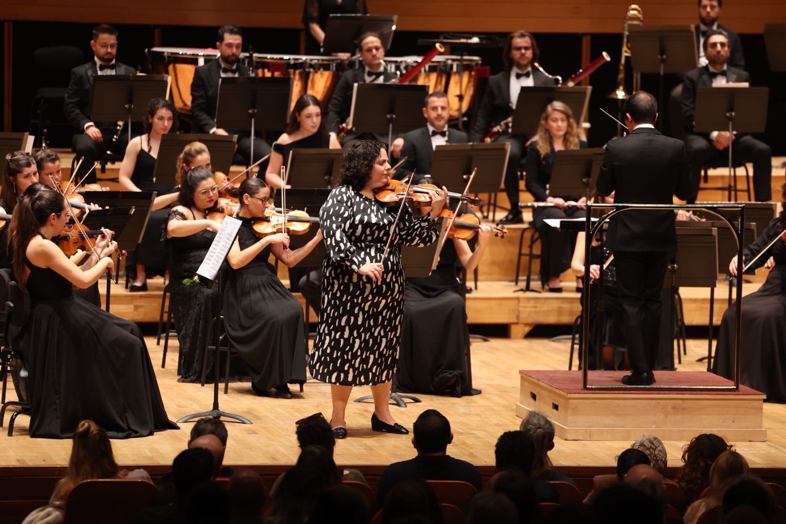 Hande Küden ve İzmir Oda Orkestrası, AASSM’de düzenlenen büyüleyici konserde