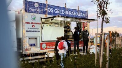 Balçova Belediyesi, iftar saatinde evine yetişemeyen vatandaşlar için metro önünde