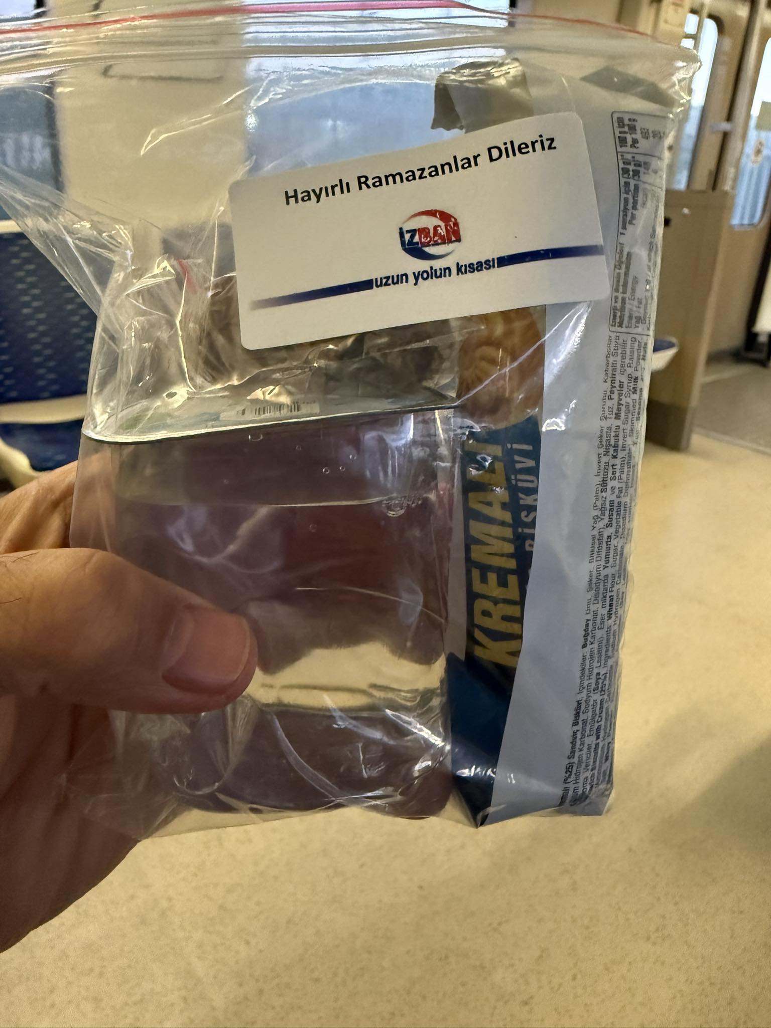 İZBAN'da ilk iftar ikramı sürprizi! İzmir Büyükşehir Belediyesi'nin Ramazan'ın ilk