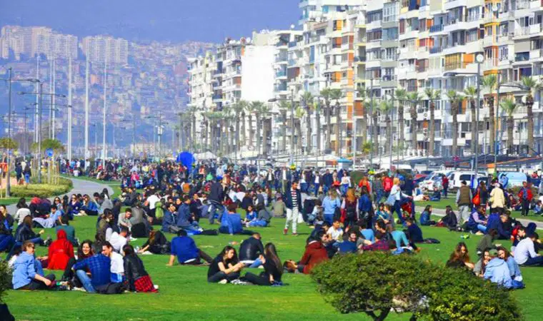 TÜİK 2025 nüfus verileri açıklandı! İzmir'de kadın nüfusu erkekleri geçti,